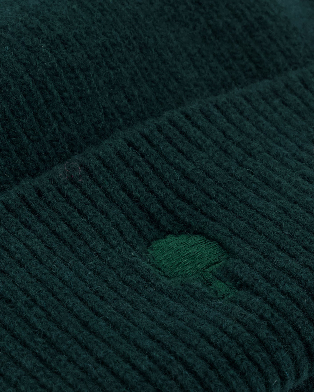 Mütze Beanie Dunkelgrün von Faguo Detail Baum-Logo