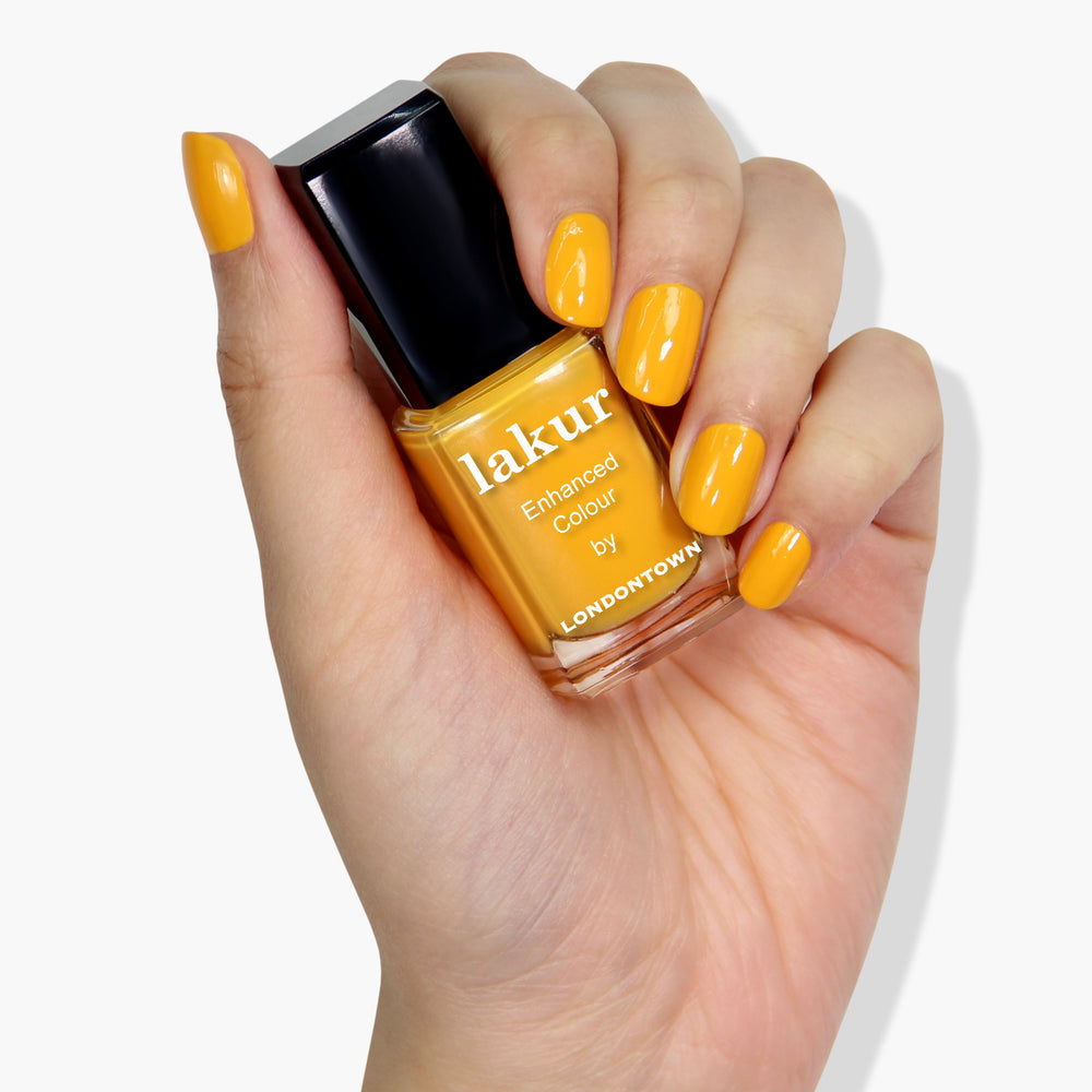Nagellack Lakur Mango von Londontown in der Hand