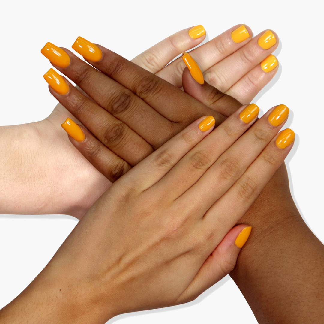 Nagellack Lakur Mango von Londontown auf den Naegeln
