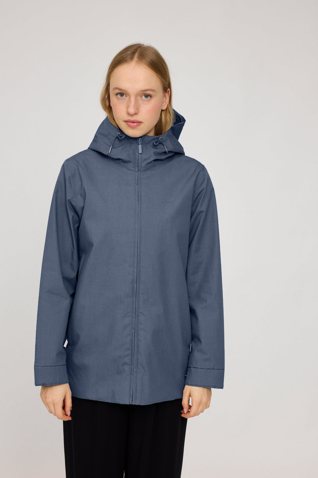 Natural Rain Jacket Sea Blue von Mazine am Model