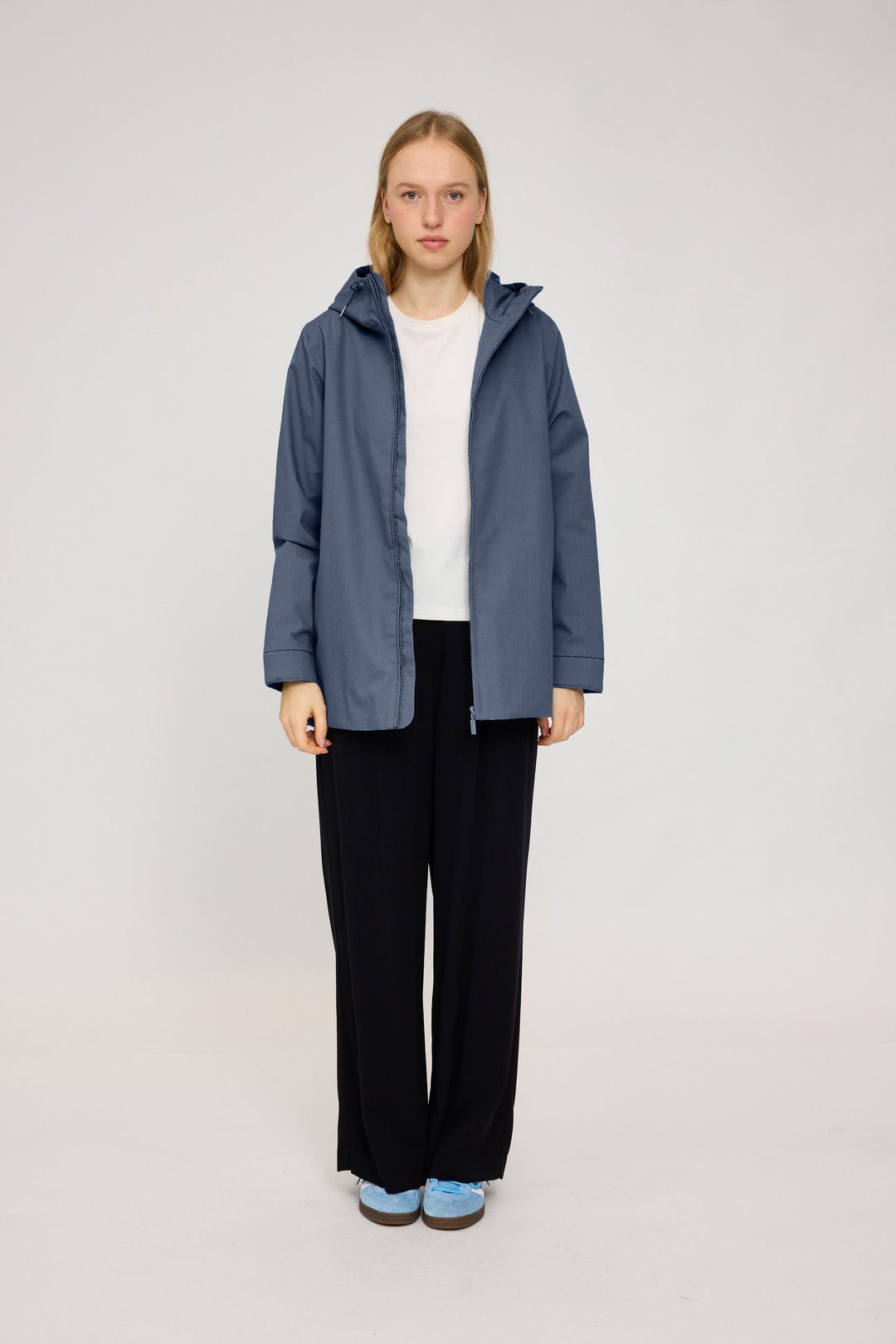 Natural Rain Jacket Sea Blue von Mazine offen getragen