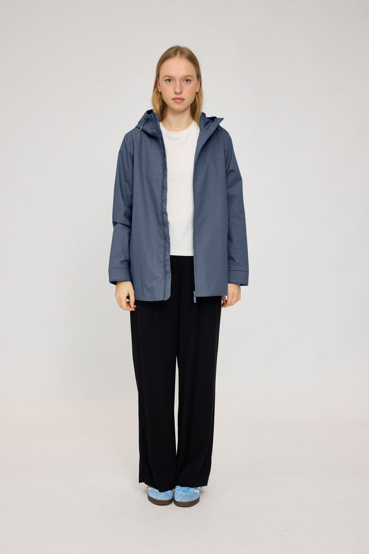 Natural Rain Jacket Sea Blue von Mazine offen getragen
