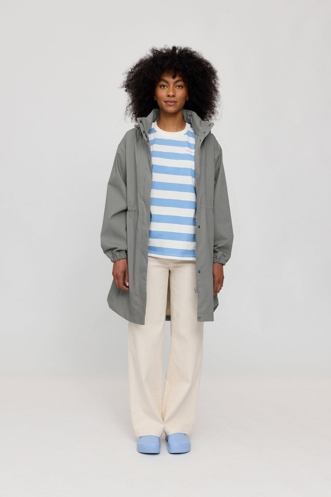 Natural Rain Parka Light Bottle von Mazine am Model