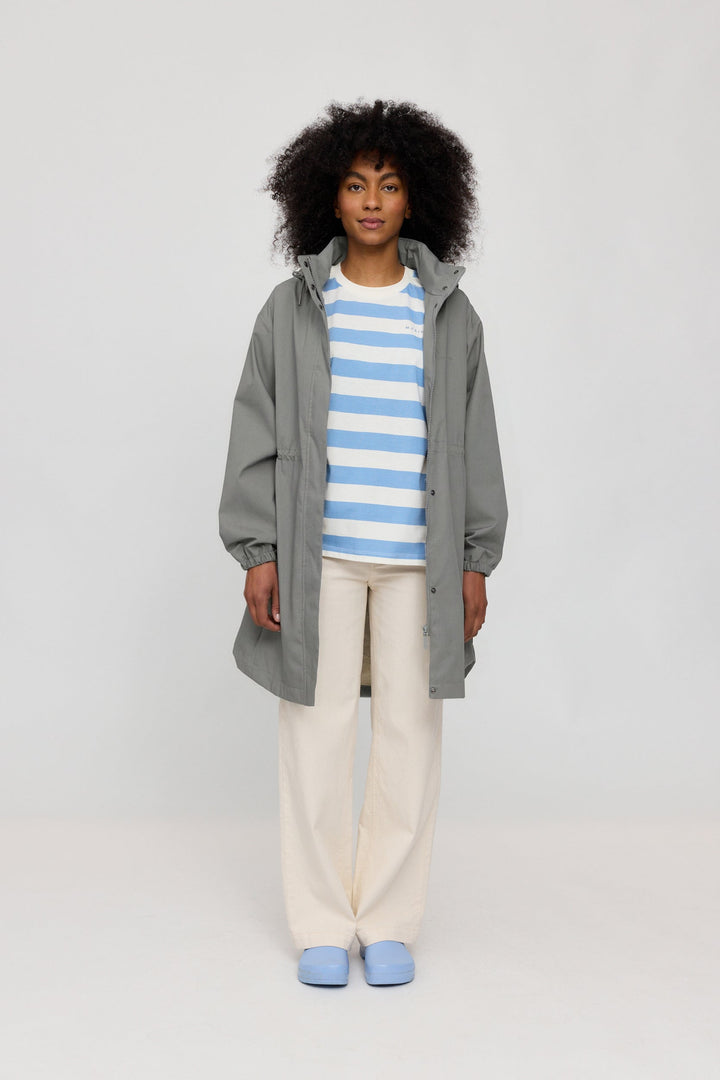 Natural Rain Parka Light Bottle von Mazine am Model