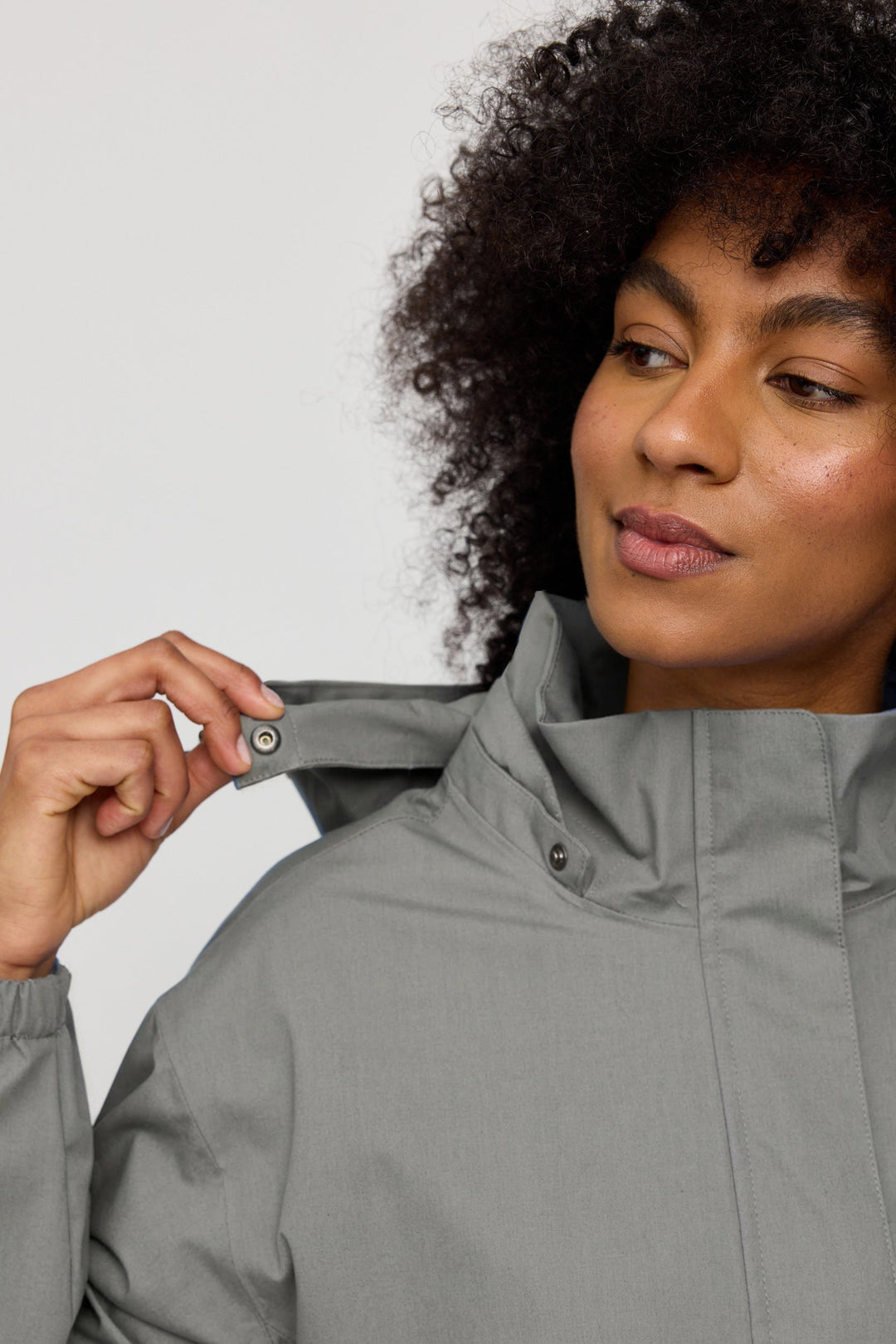 Natural Rain Parka Light Bottle von Mazine Detail Kragen