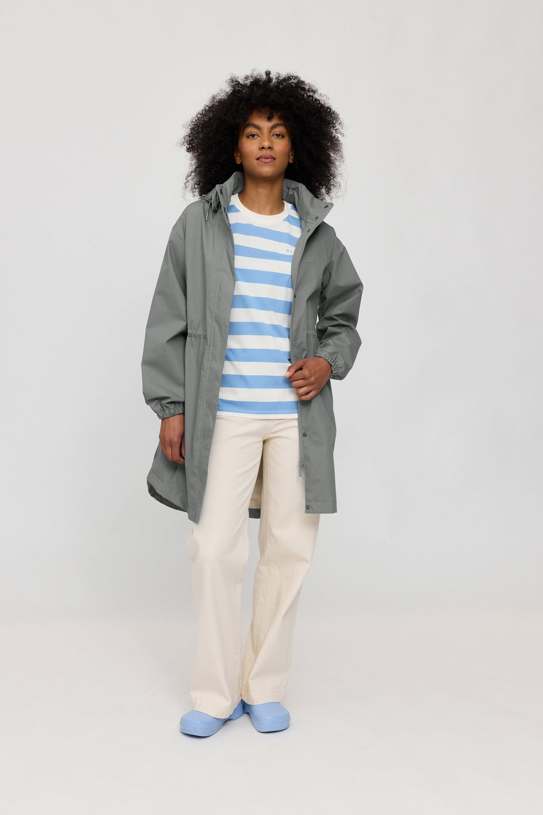 Natural Rain Parka Light Bottle von Mazine seitlich am Model