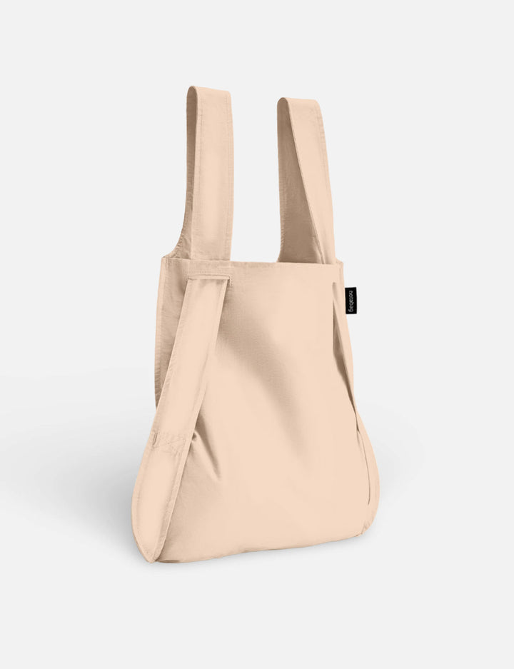 Notabag Sand: wandelbarer Rucksack & Tragetasche aus recyceltem Material, Rückansicht