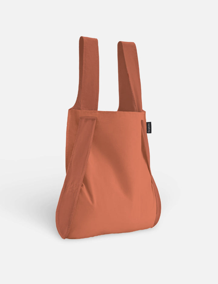 Notabag Terracotta: wandelbarer Rucksack & Tragetasche aus recyceltem Material, Rückansicht