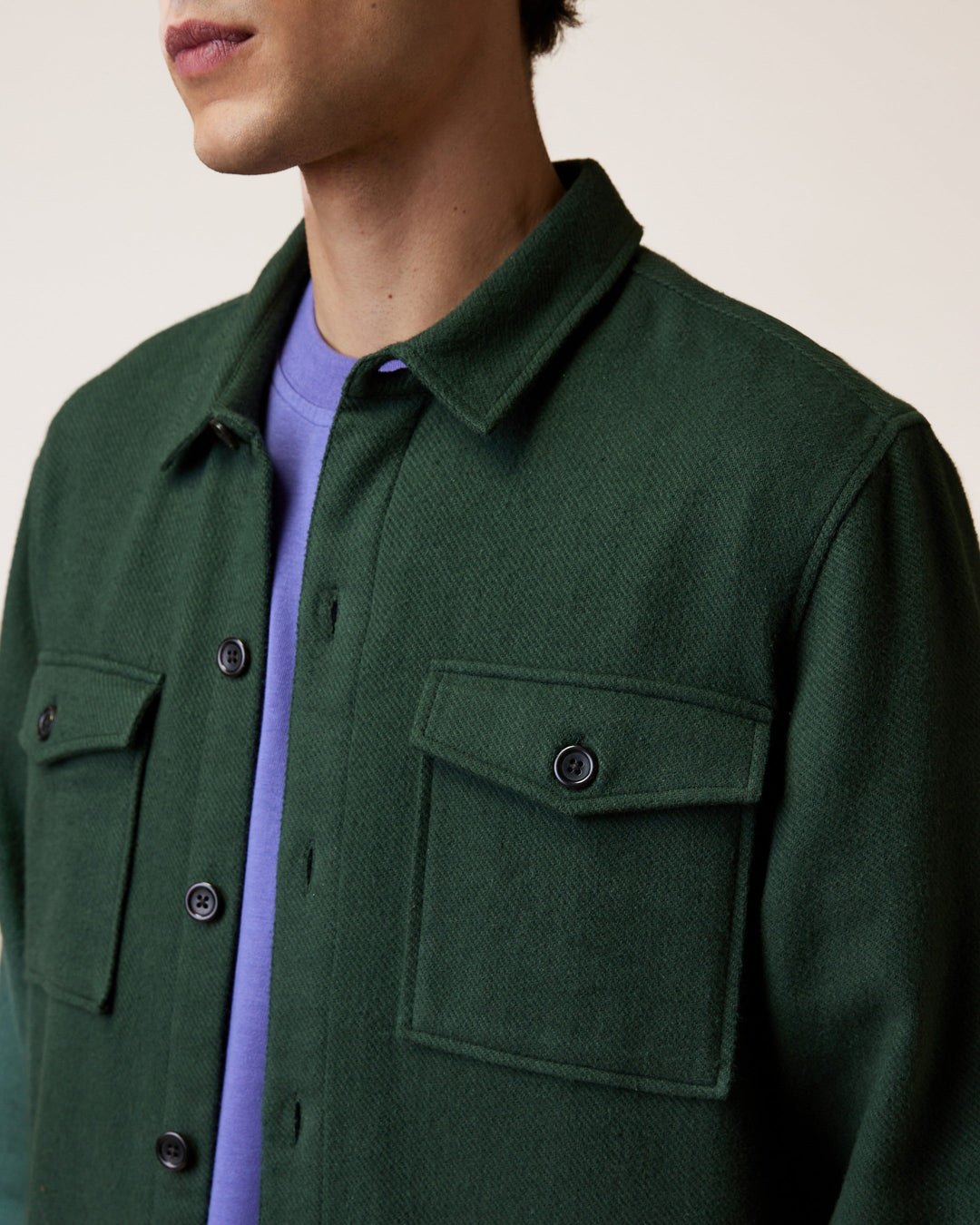 Overshirt Flavigny Dunkelgrün von Faguo am Model
