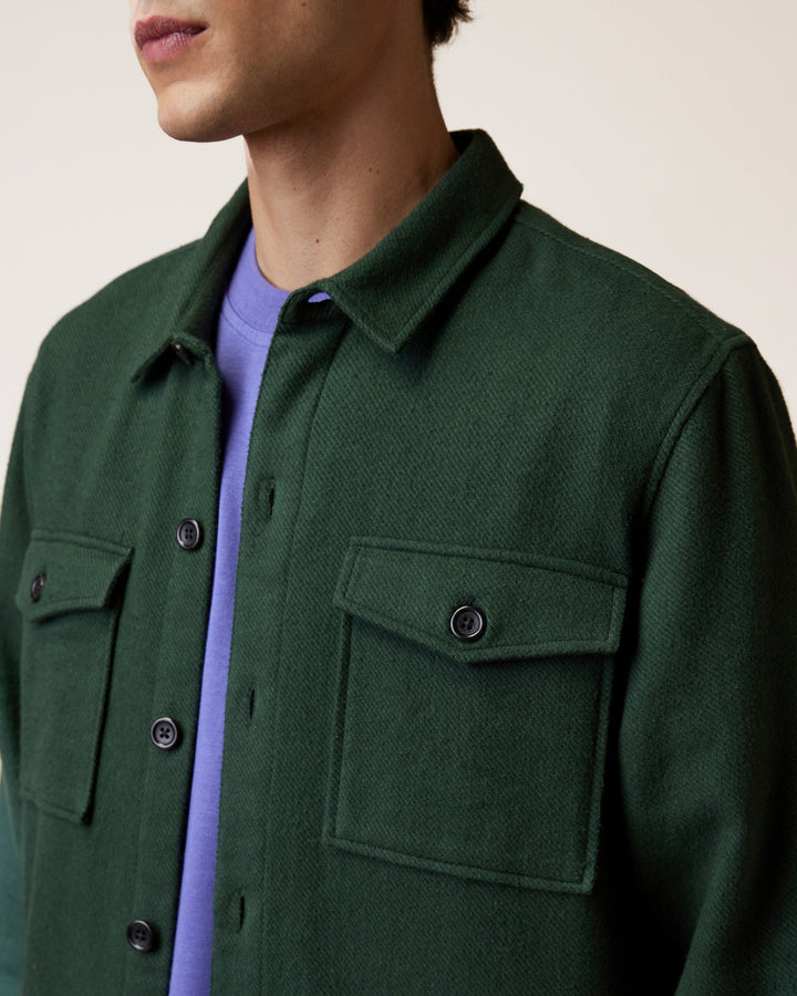 Overshirt Flavigny Dunkelgrün von Faguo am Model
