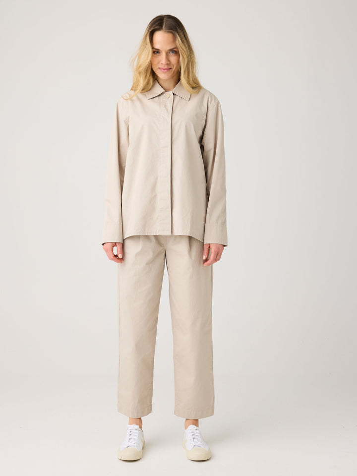 Poplin Pleat Pants Light Feather Grey von KnowledgeCotton Apparel – Model von vorne
