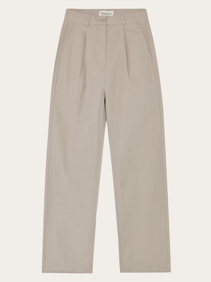 Poplin Pleat Pants Light Feather Grey von KnowledgeCotton Apparel – Hose von vorne
