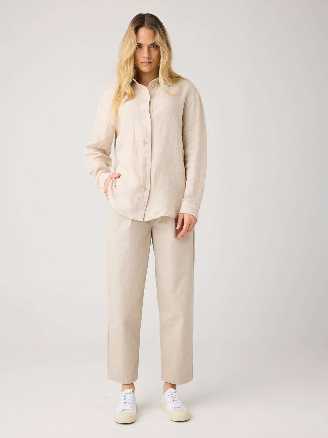 Poplin Pleat Pants Light Feather Grey von KnowledgeCotton Apparel – Model mit Hemd kombiniert