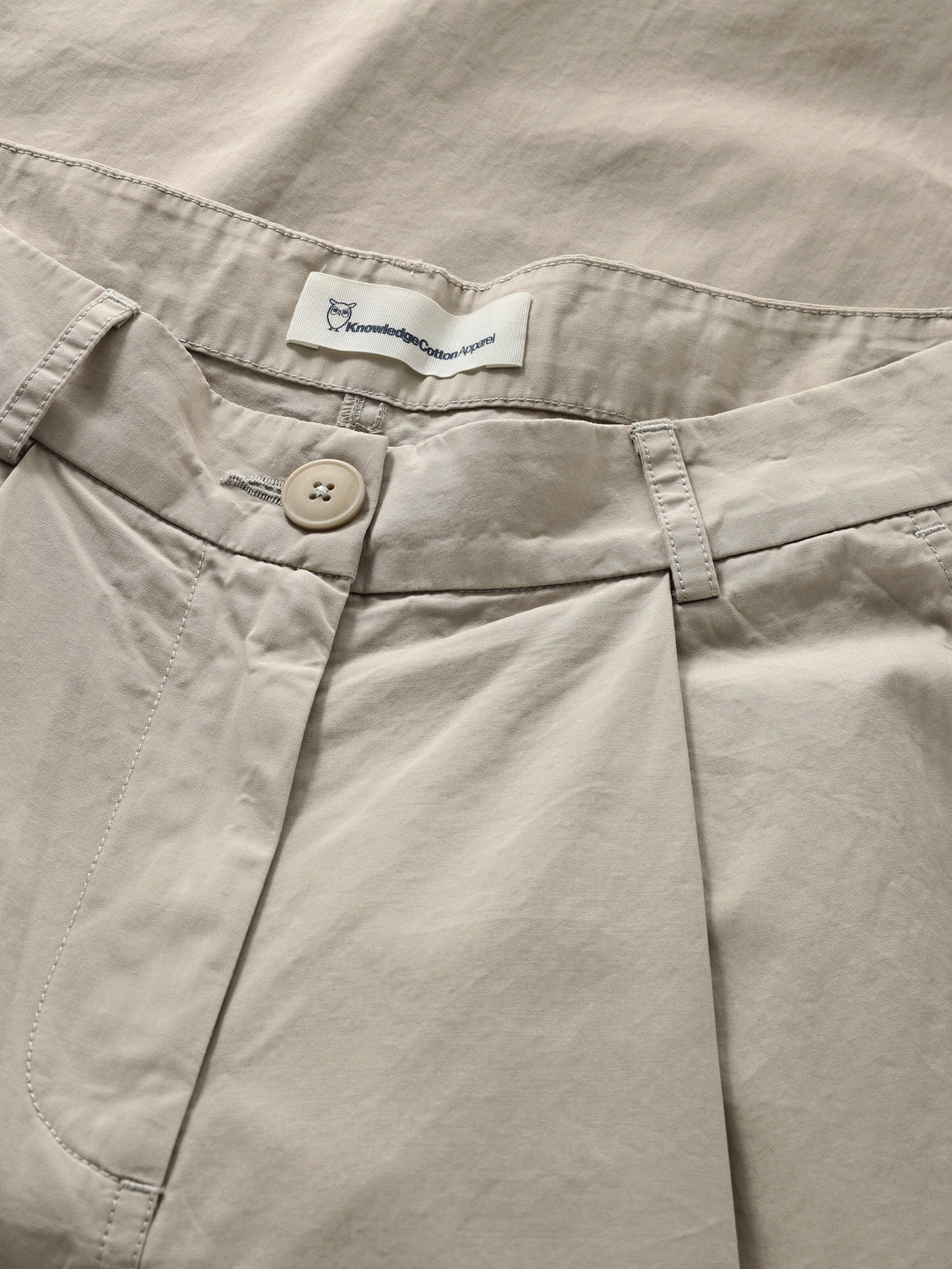 Poplin Pleat Pants Light Feather Grey von KnowledgeCotton Apparel – Detail Bund mit Knopf & Bundfalten