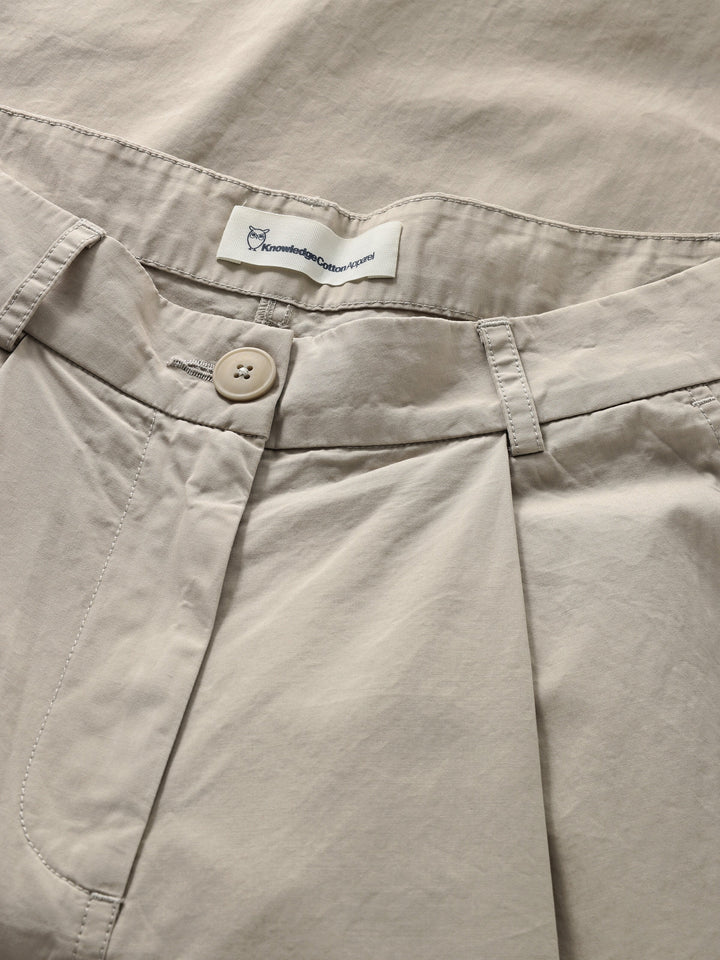 Poplin Pleat Pants Light Feather Grey von KnowledgeCotton Apparel – Detail Bund mit Knopf & Bundfalten