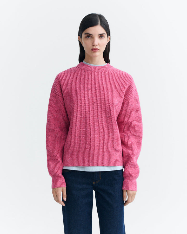 Pullover Carmen Pink von Thinking MU, Vorderansicht am Model