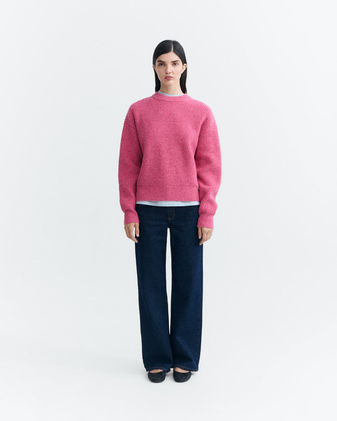 Pullover Carmen Pink von Thinking MU, Ganzkörperansicht am Model
