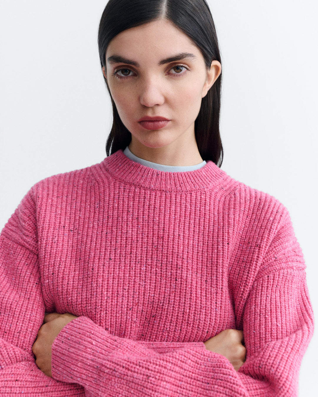 Pullover Carmen Pink von Thinking MU, Nahaufnahme am Model