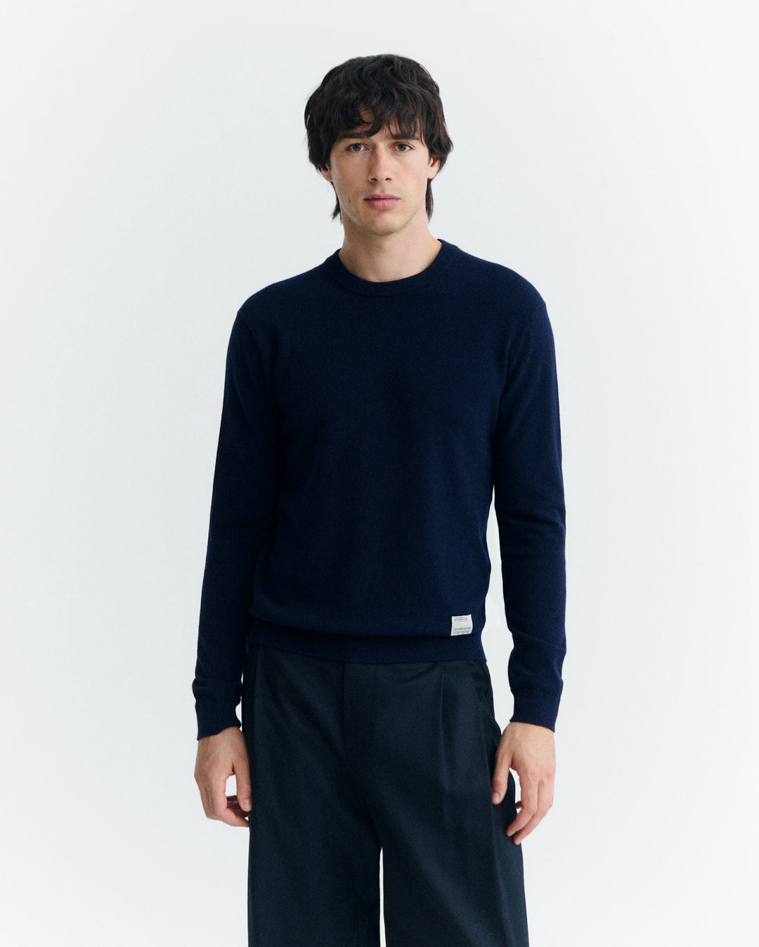 Pullover Lucien Navy von Thinking MU, Vorderansicht am Model