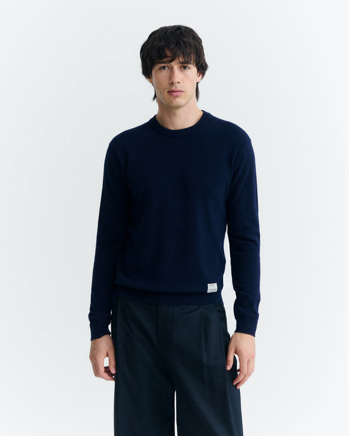 Pullover Lucien Navy von Thinking MU, Vorderansicht am Model