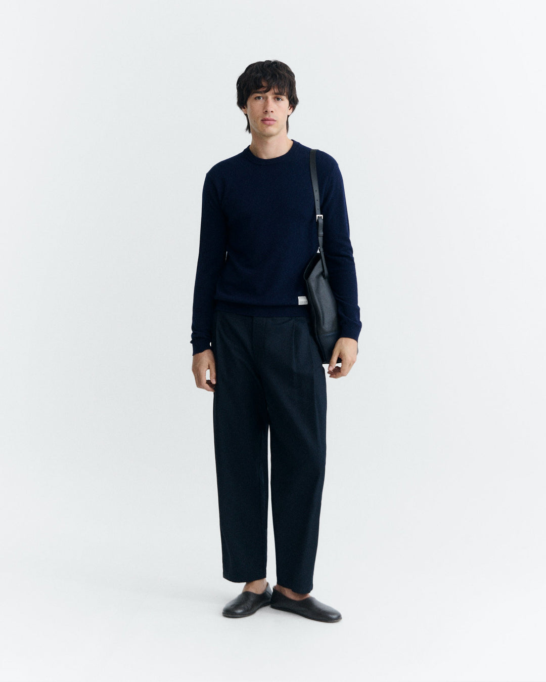 Pullover Lucien Navy von Thinking MU, Ganzkörperansicht am Model