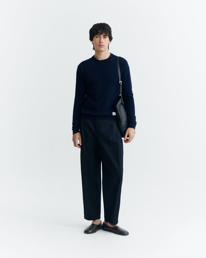 Pullover Lucien Navy von Thinking MU, Ganzkörperansicht am Model