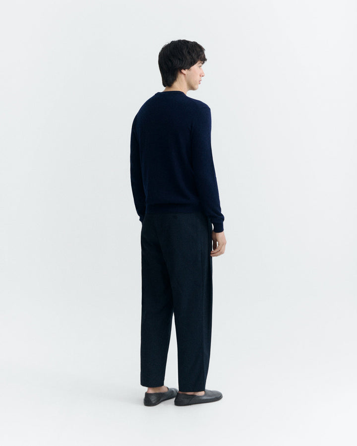 Pullover Lucien Navy von Thinking MU, Seitenansicht am Model