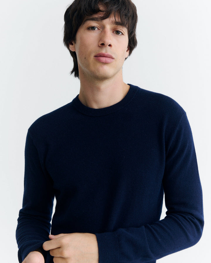 Pullover Lucien Navy von Thinking MU, Nahaufnahme am Model
