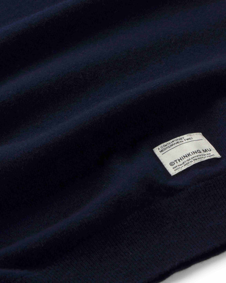 Pullover Lucien Navy von Thinking MU, Strickstruktur Nahaufnahme