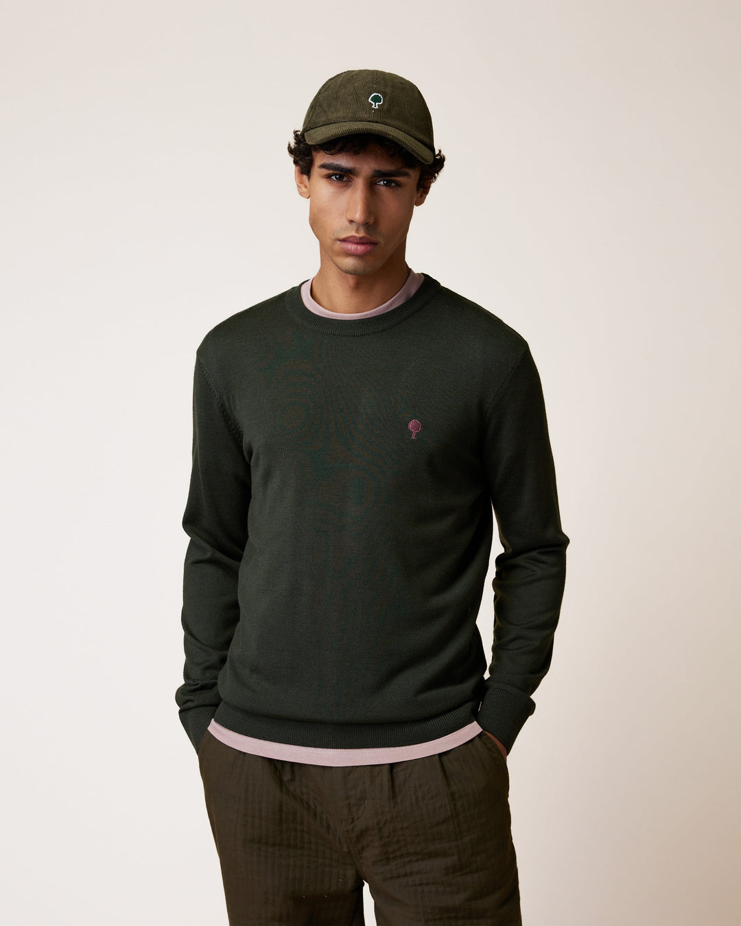 Pullover Marly Dunkelkhaki von Faguo am Model