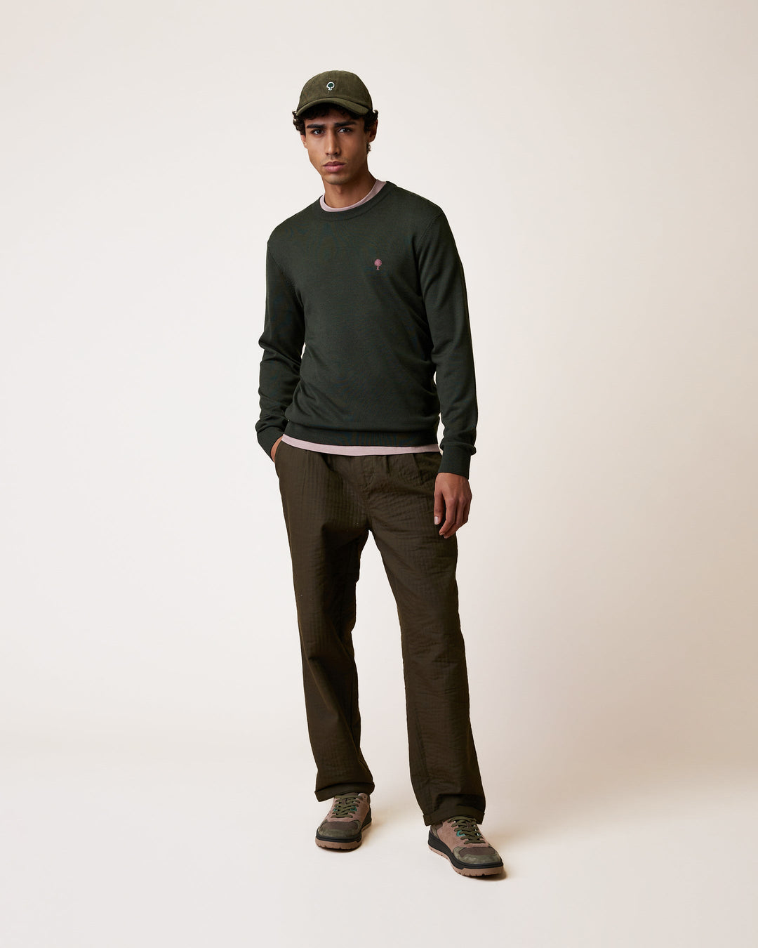 Pullover Marly Dunkelkhaki von Faguo am Model