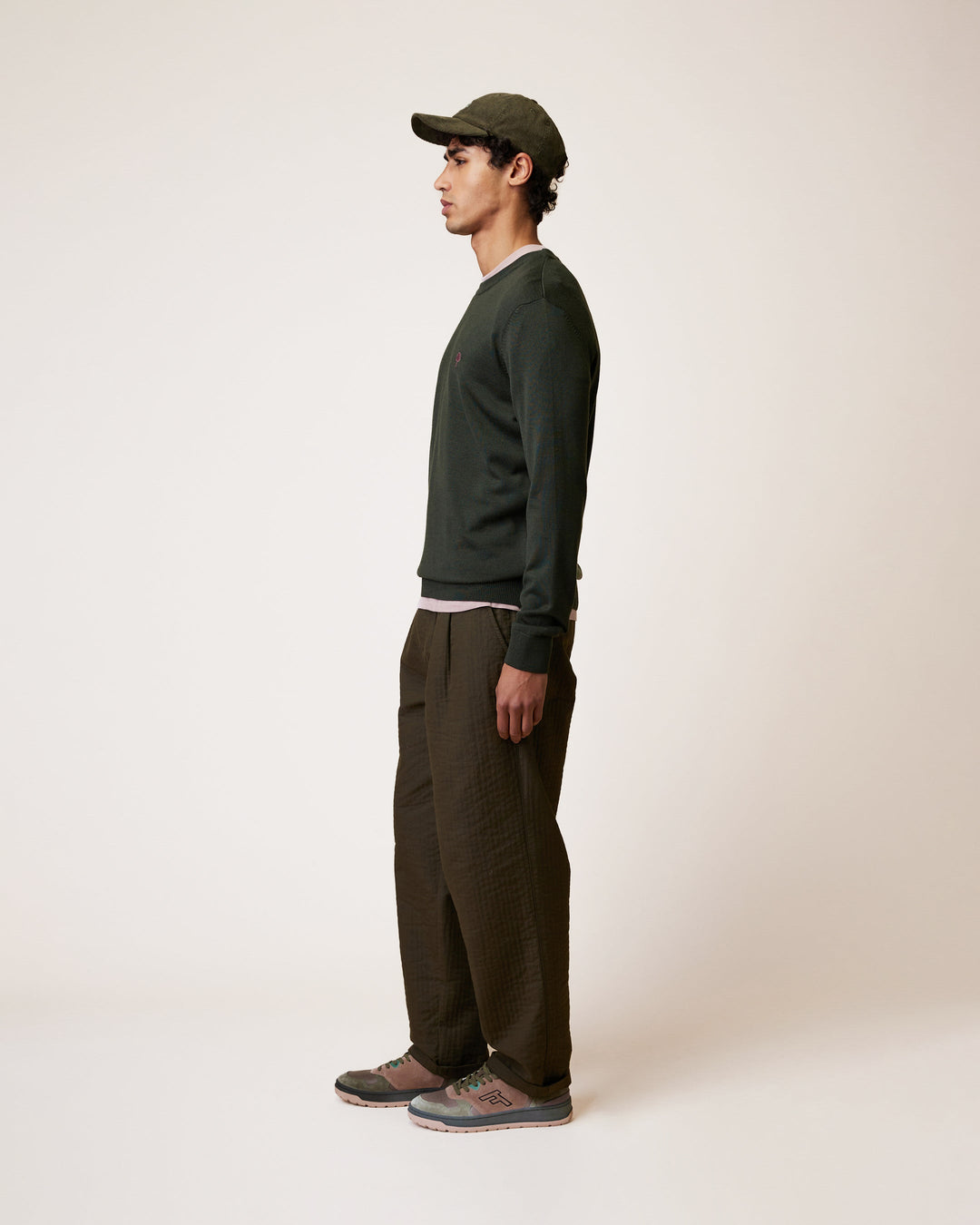 Pullover Marly Dunkelkhaki von Faguo am Model