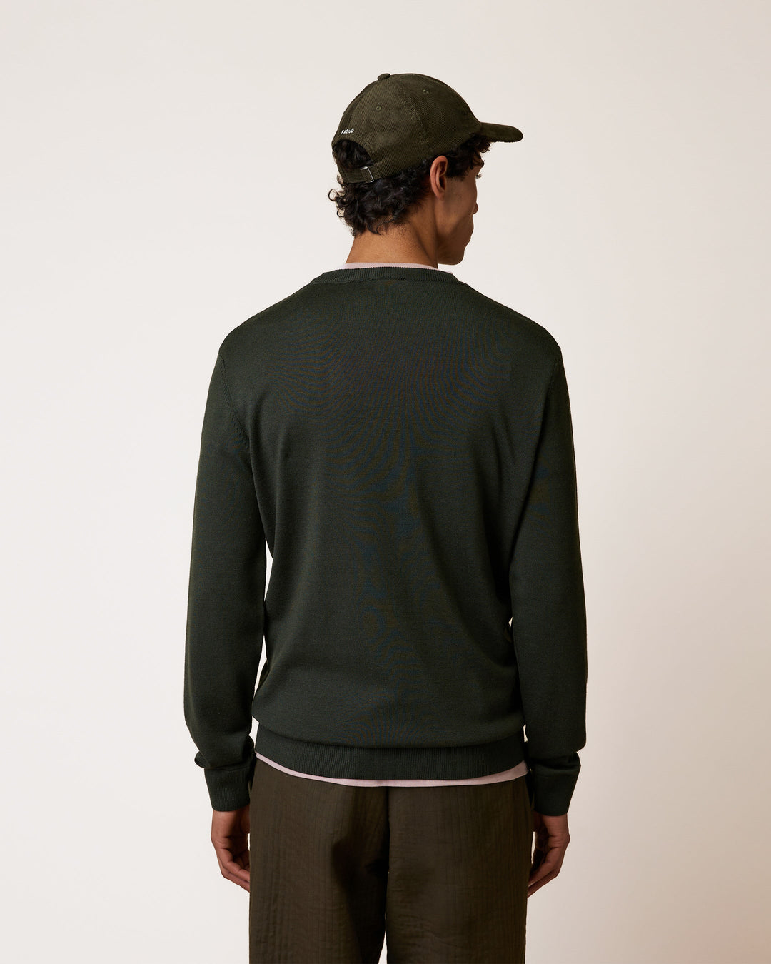 Pullover Marly Dunkelkhaki von Faguo am Model