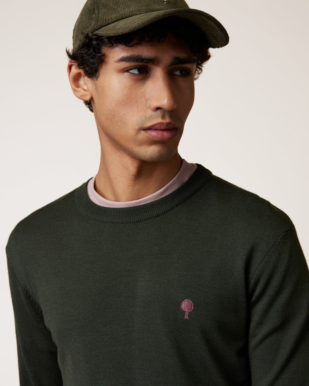 Pullover Marly Dunkelkhaki von Faguo am Model