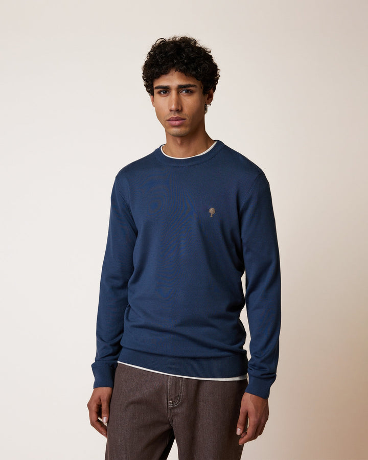 Pullover Marly Marineblau von Faguo am Model