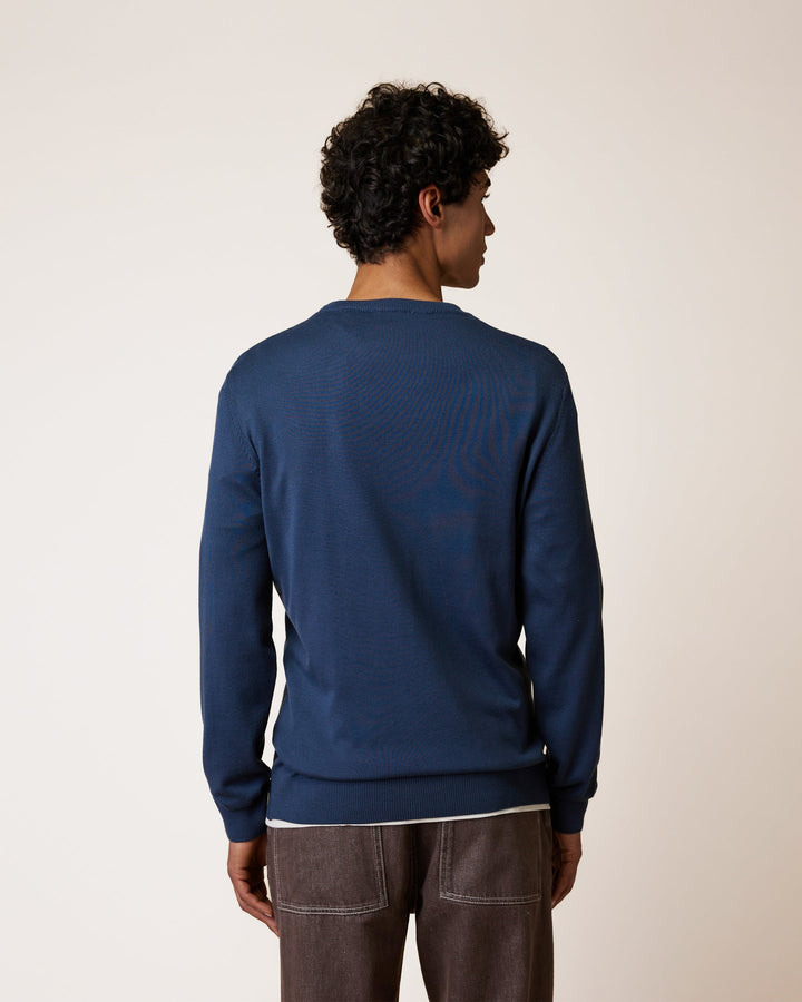 Pullover Marly Marineblau von Faguo am Model
