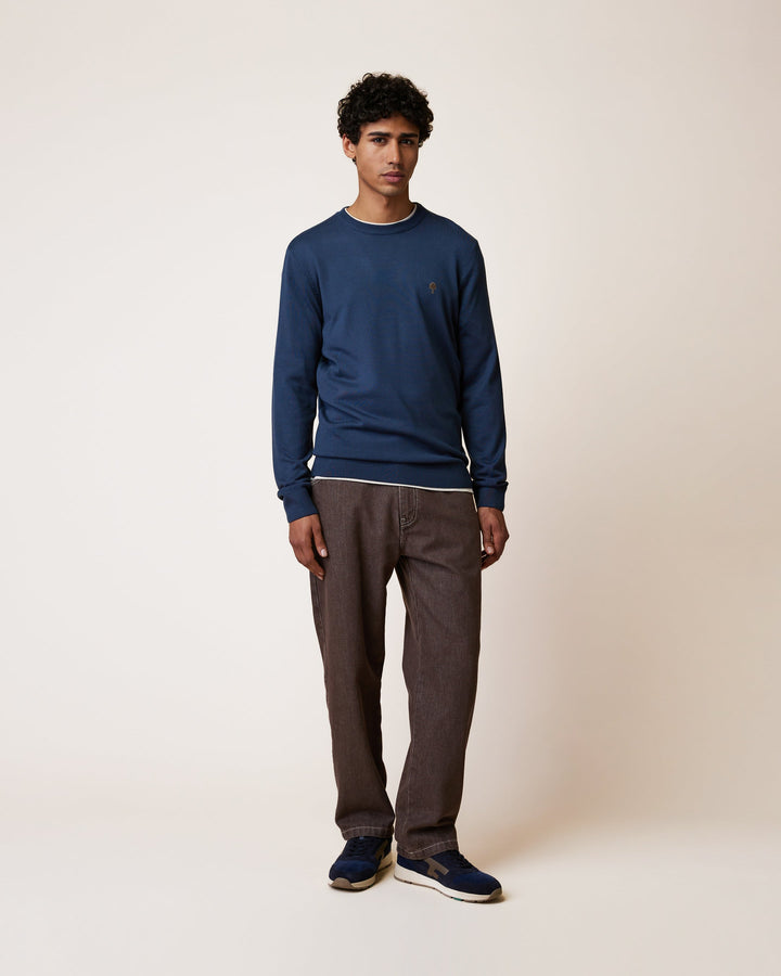 Pullover Marly Marineblau von Faguo am Model