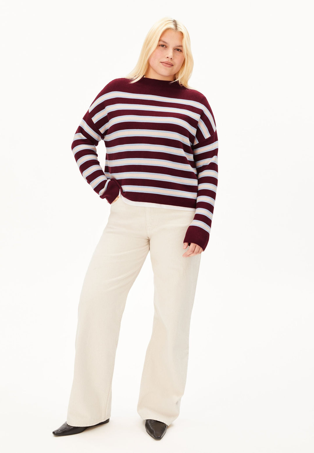 Pullover MERINAA Gestreift Velvet Red von Armedangels am Model von vorne