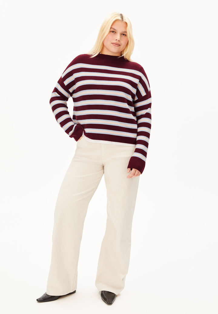 Pullover MERINAA Gestreift Velvet Red von Armedangels am Model von vorne