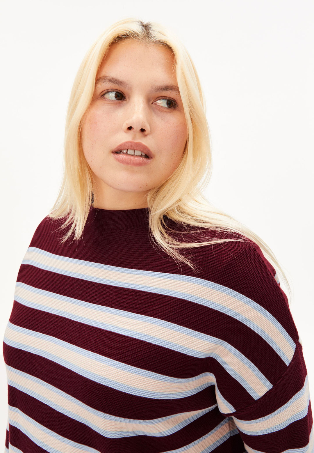 Pullover MERINAA Gestreift Velvet Red von Armedangels Detail Stehkragen