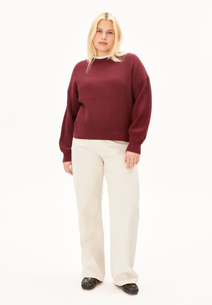 Pullover VANISÉ Rippstrick Velvet Red von Armedangels am Model von vorne