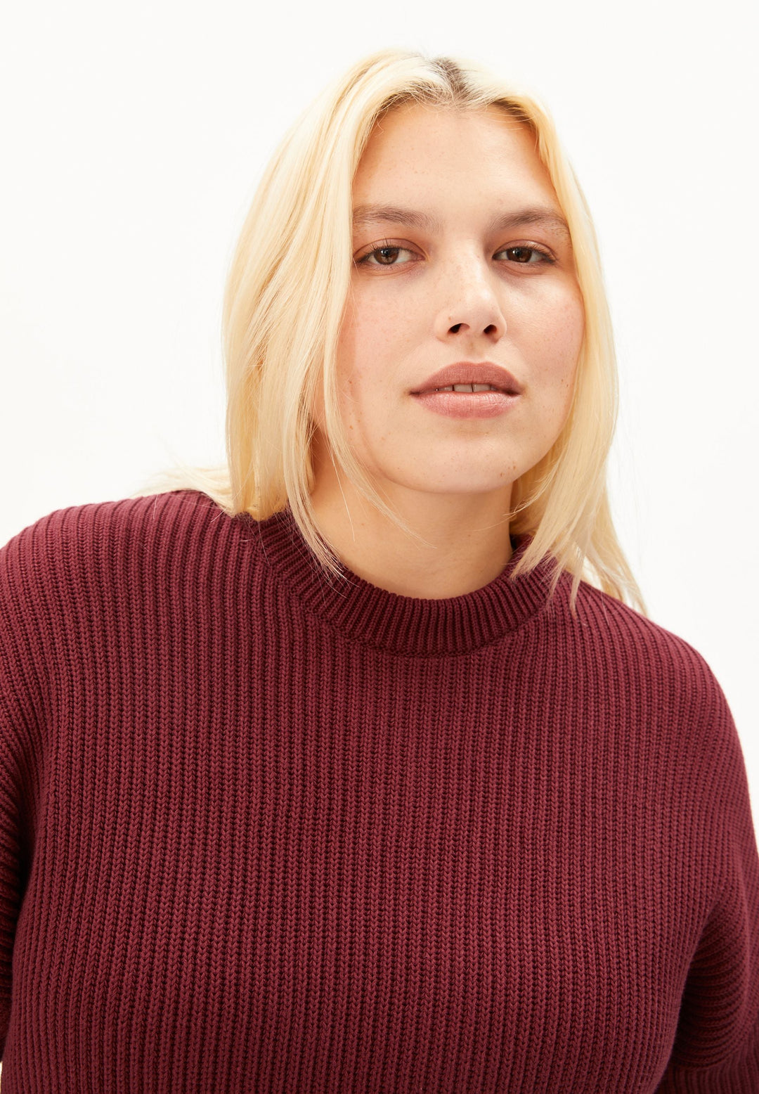 Pullover VANISÉ Rippstrick Velvet Red von Armedangels Detail Rippstruktur