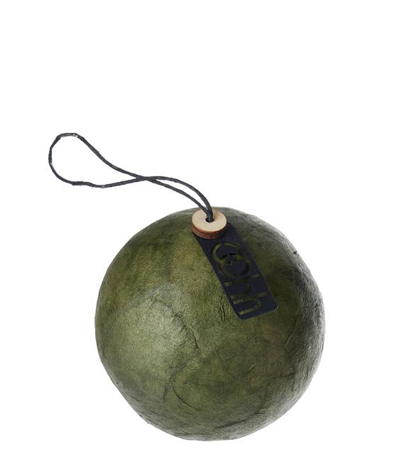 Pulp-Weihnachtskugel Burnt Olive aus Altpapier neben der Geschenkbox
