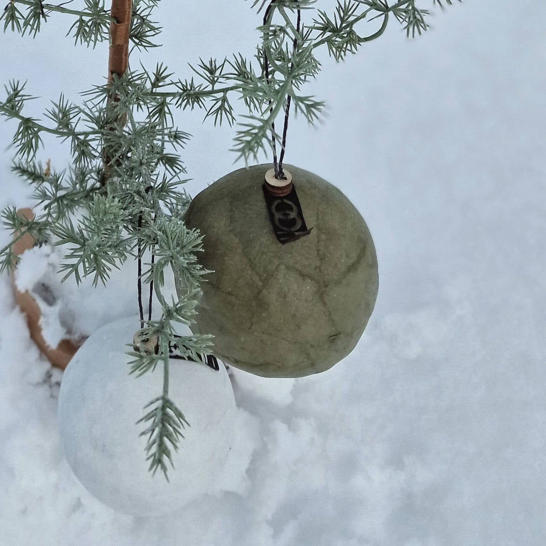 Pulp-Weihnachtskugel Burnt Olive im Schnee