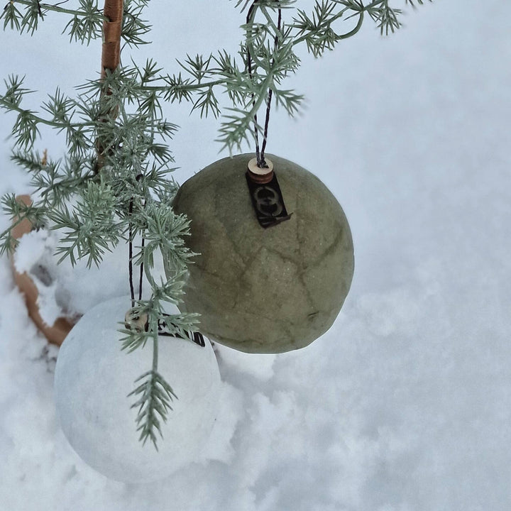 Pulp-Weihnachtskugel Burnt Olive im Schnee