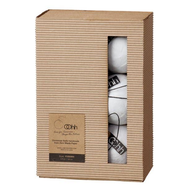 Pulp-Weihnachtskugel White aus Altpapier neben der Geschenkbox