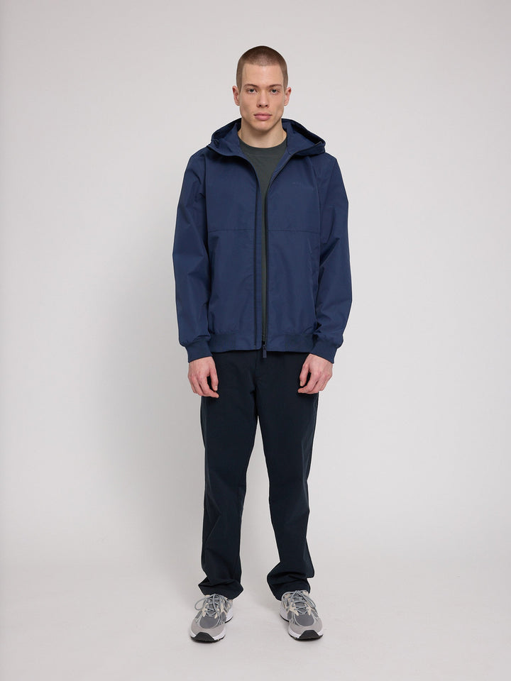 Rain Blouson Mood Blue von Mazine ganze Figur
