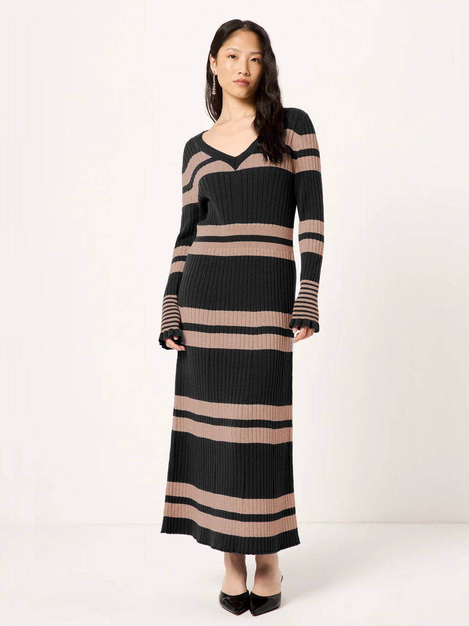 Rippen Strickkleid GOTS Black/Camel Mouliné von Lanius am Model