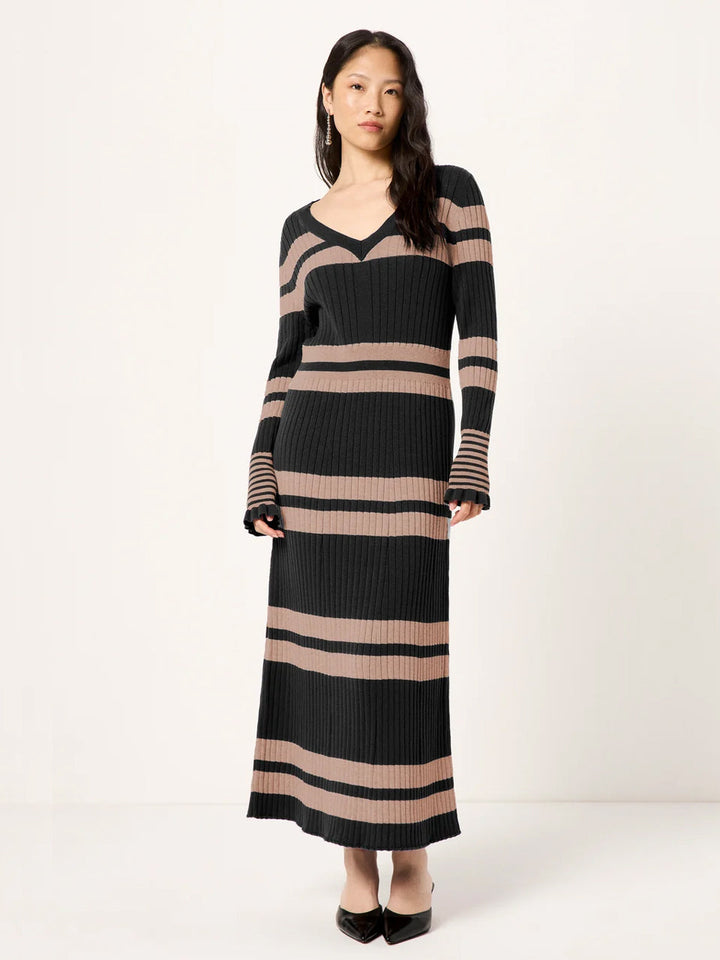 Rippen Strickkleid GOTS Black/Camel Mouliné von Lanius am Model