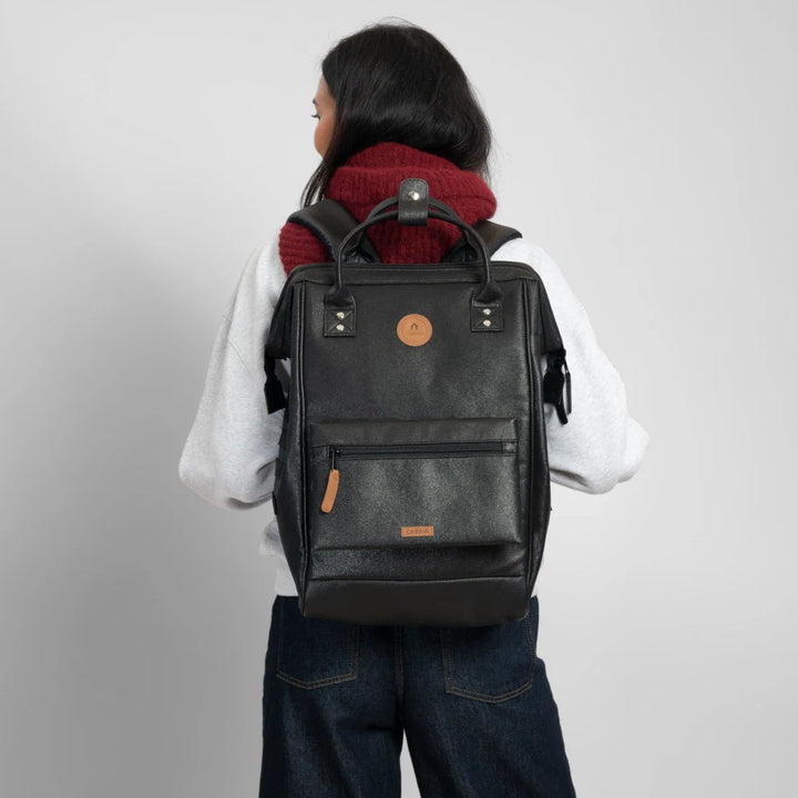 Rucksack Adventurer Large Chelsea Black von Cabaia, am Model
